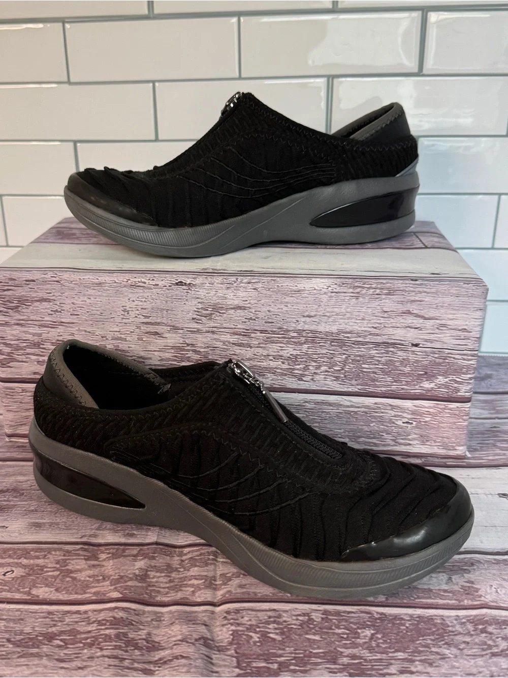 Bzees Womens Fancy ✨ Low Top Zipper Walking Shoes Size 6